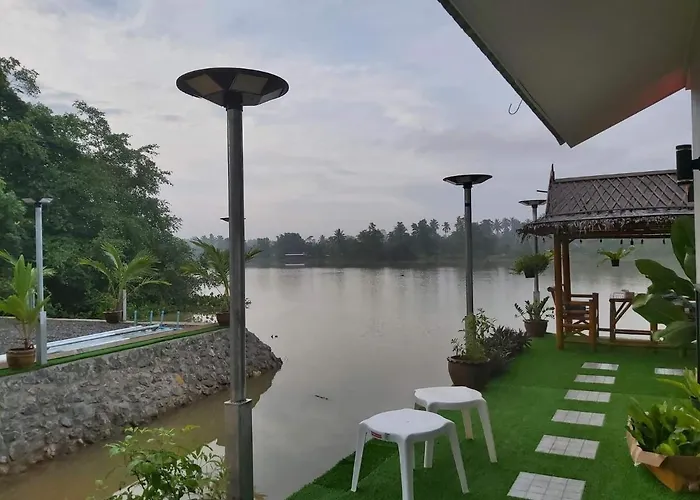 Boat House Marina Restaraunt And Homestay