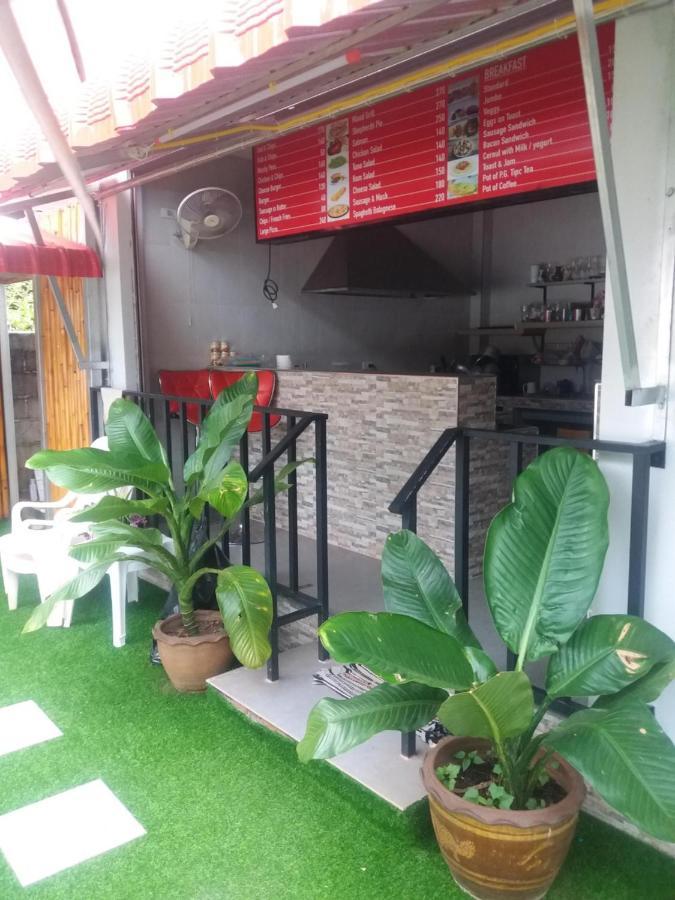 Homestay Boat House Marina Restaraunt And *