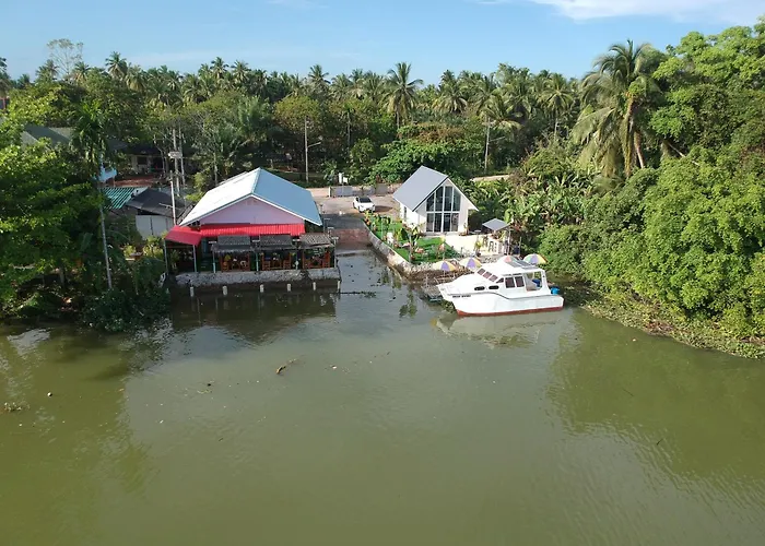 Boat House Marina Restaraunt And Homestay