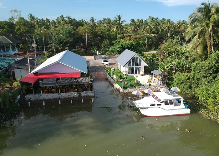 Boat House Marina Restaraunt And Homestay