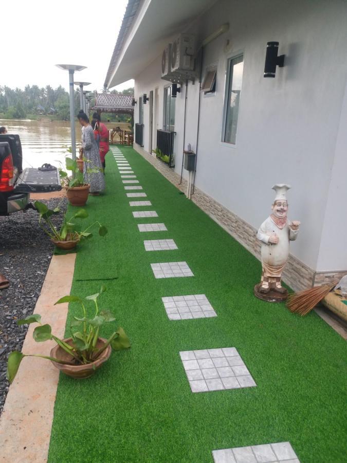 Boat House Marina Restaraunt And 民宿 素叻他尼