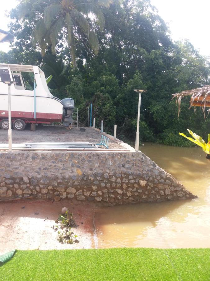 民宿 Boat House Marina Restaraunt And 素叻他尼