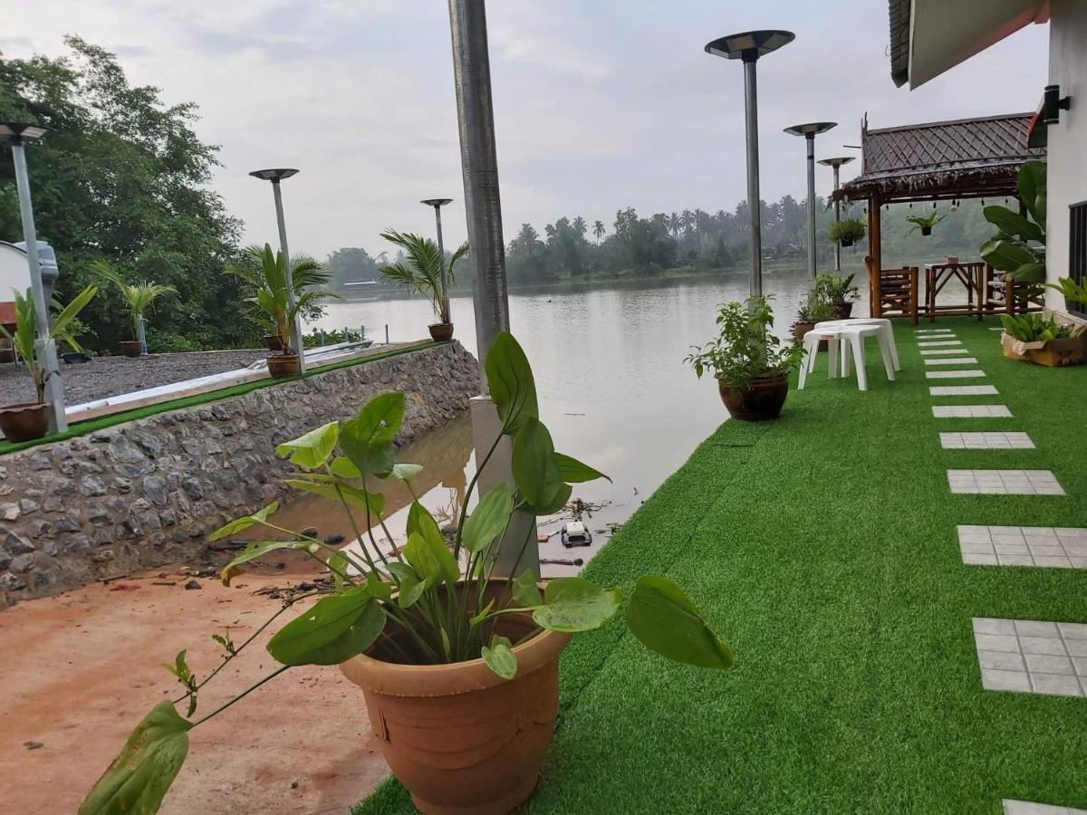 Boat House Marina Restaraunt And 民宿 素叻他尼
