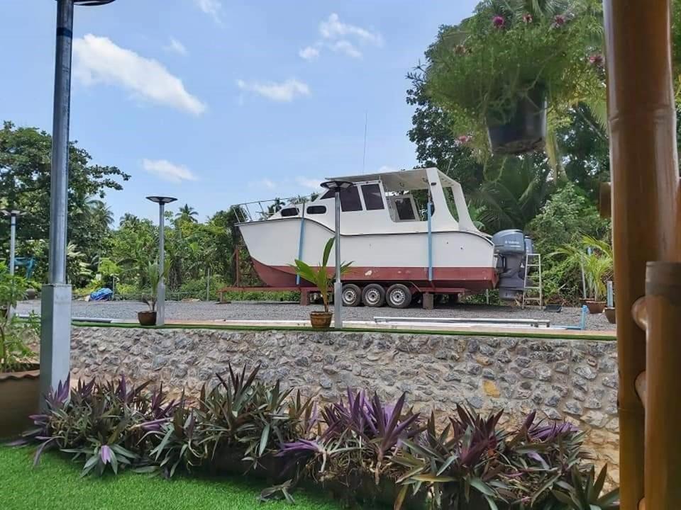 Boat House Marina Restaraunt And 素叻他尼