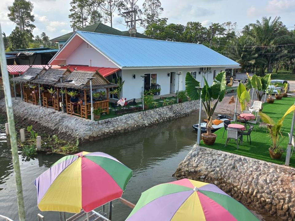 民宿 Boat House Marina Restaraunt And 素叻他尼