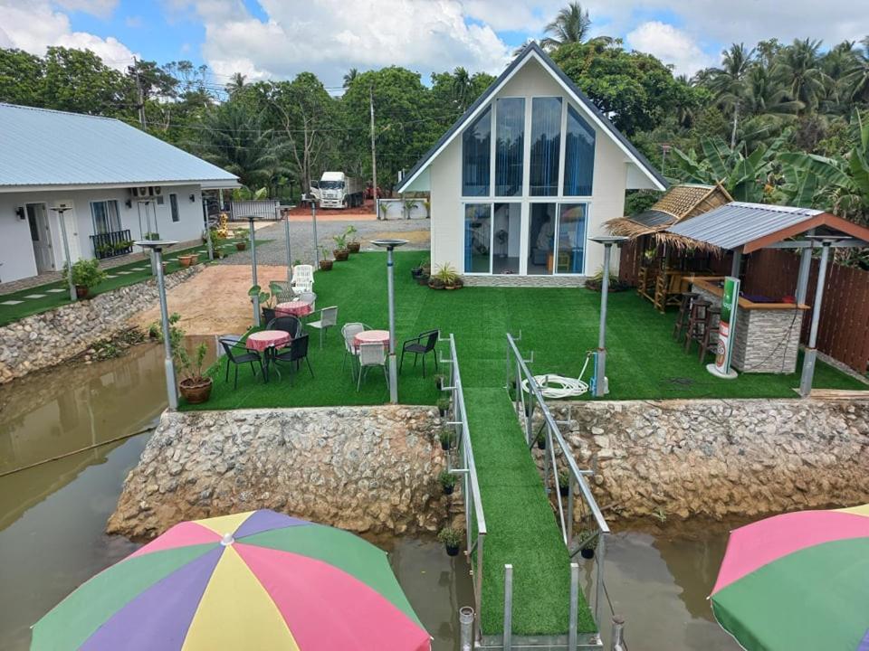 Boat House Marina Restaraunt And 民宿