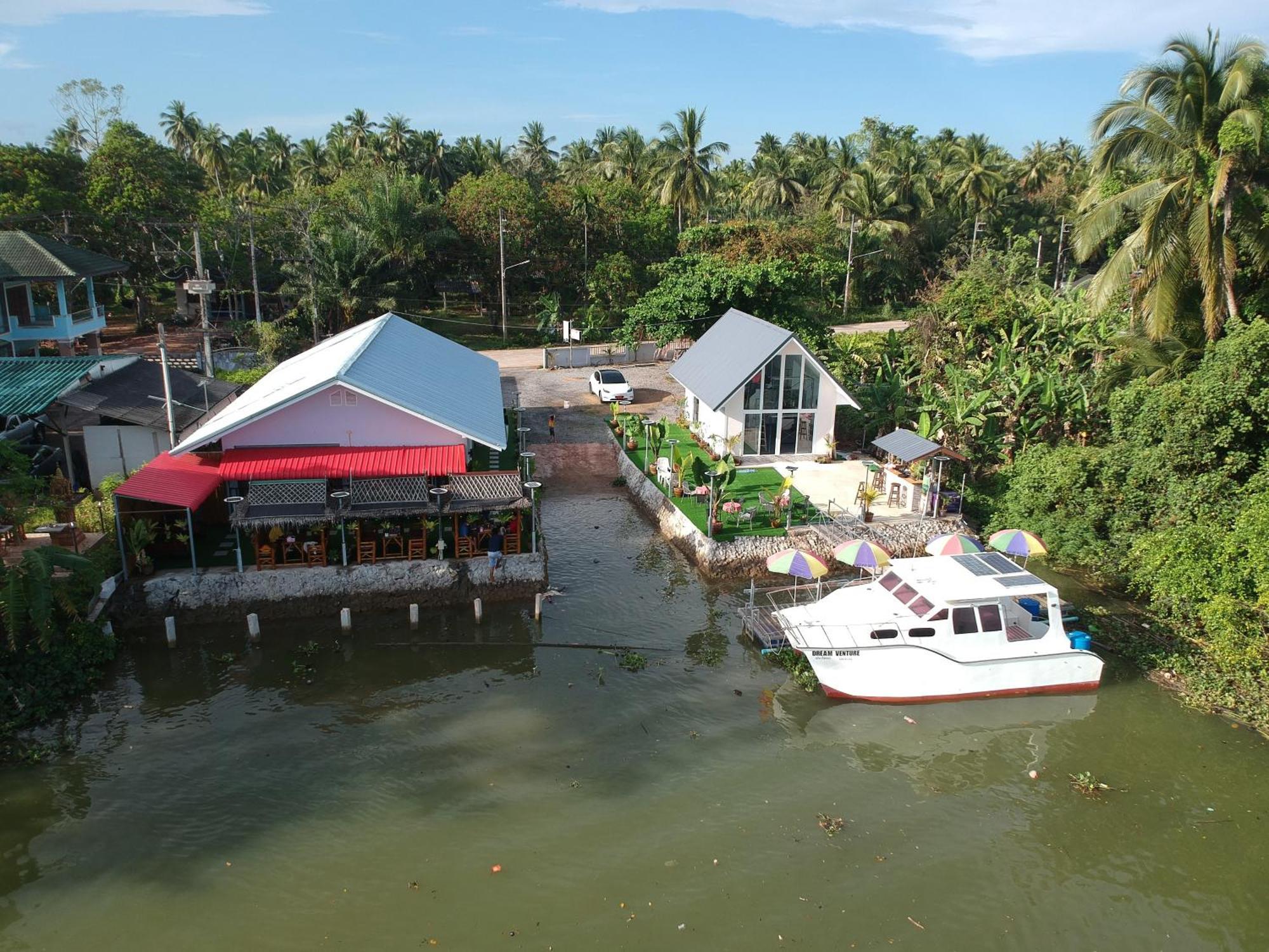 民宿 Boat House Marina Restaraunt And 素叻他尼